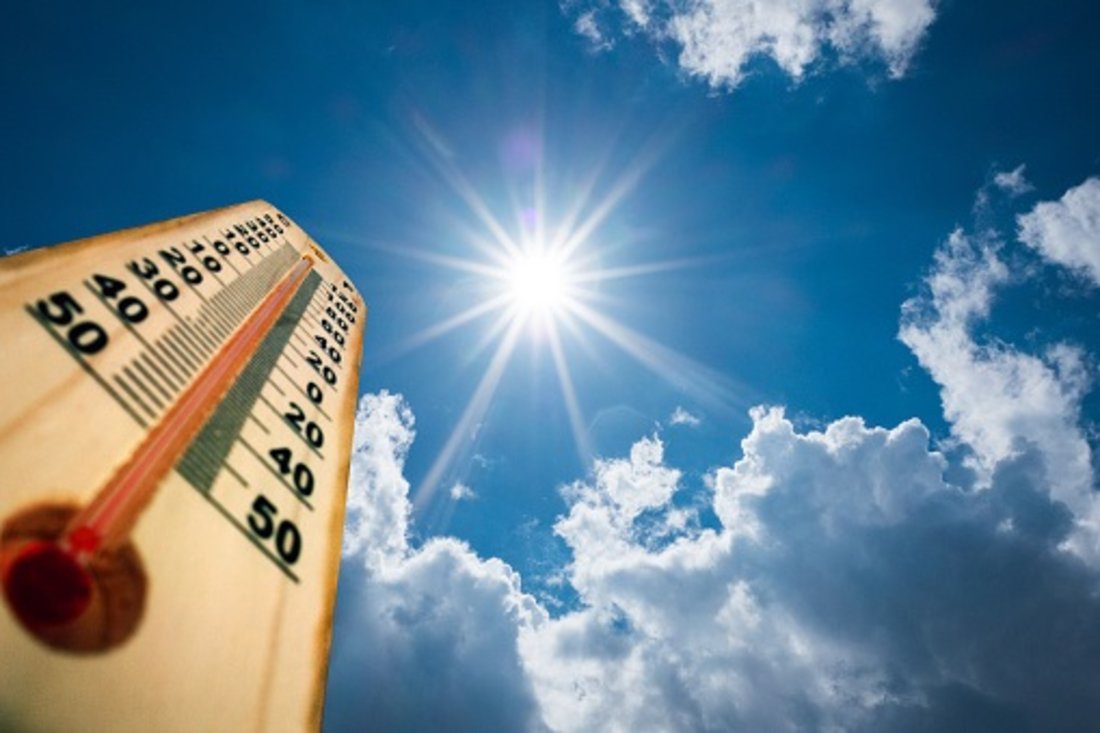 thermometer-standing-in-the-sand-at-the-beach-in-very-hot-weather